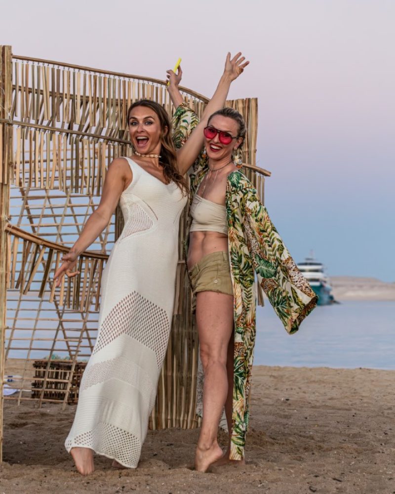 d96424575ee724fecb99043189a0ee9d26a39264-Large-1